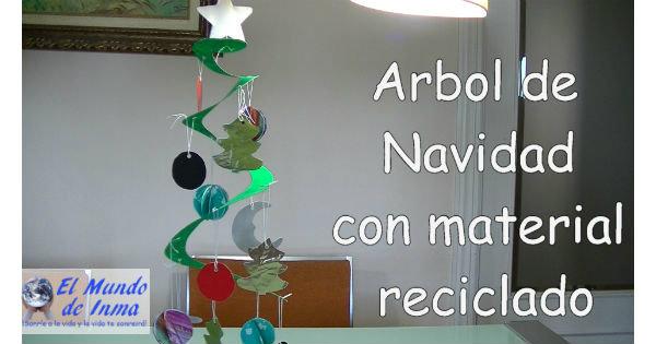Arbol de Navidad colgante con material reciclado